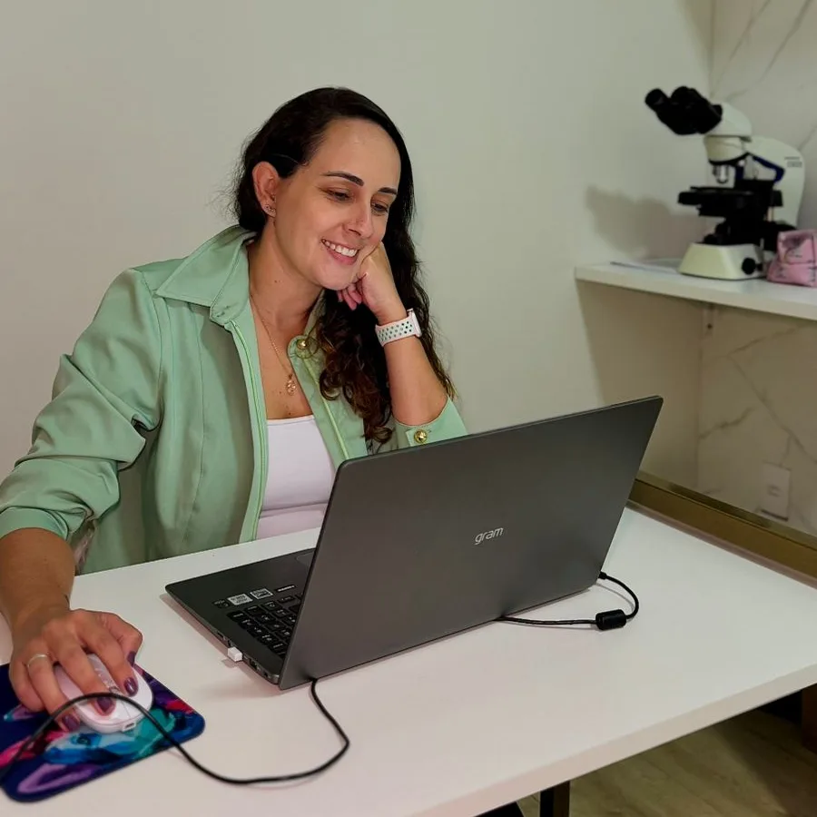 Dra. Ana Carolina Vasconcelos, dermatologista e alergologista veterinária, em seu consultório em Campinas